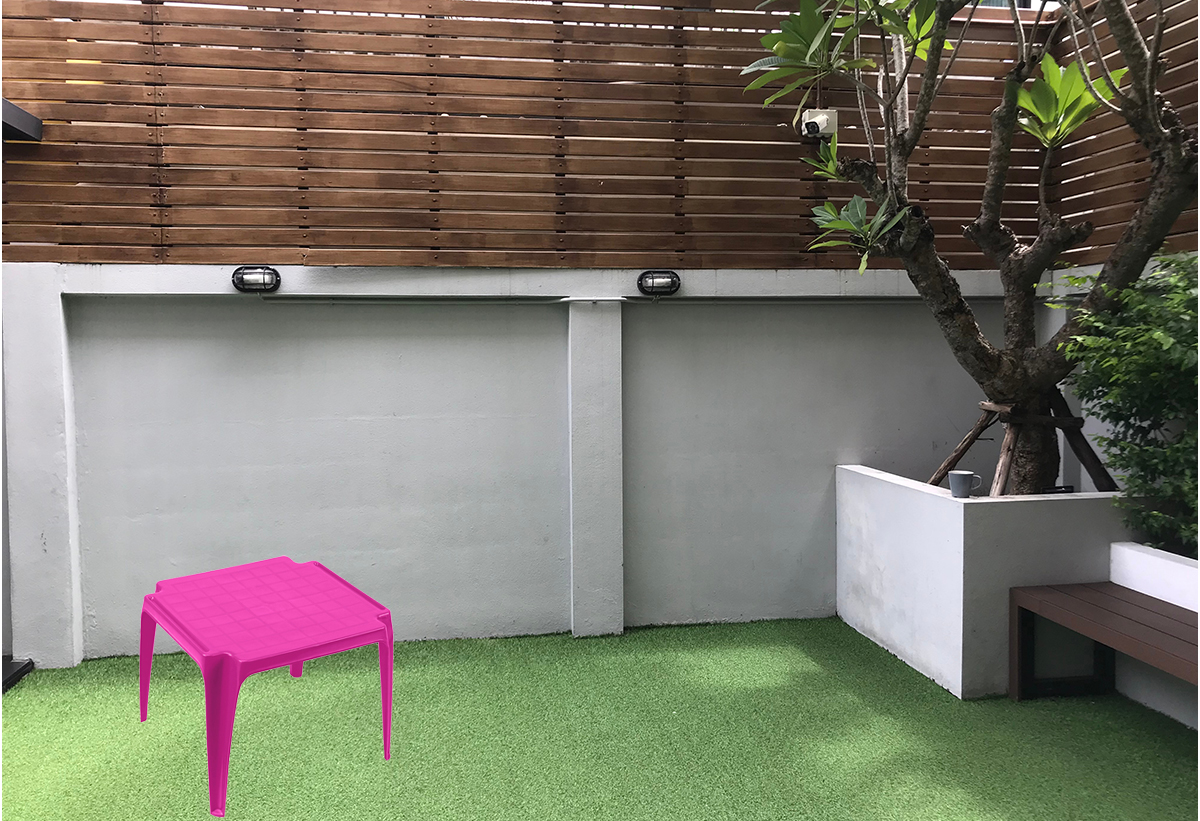 Τοποθετημένο το τραπέζι σε κήπο